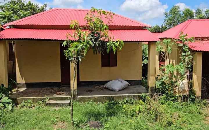 শ্রীপুরের নয়াপাড়া আশ্রয়ণ প্রকল্পের অধিকাংশ ঘরই পরিত্যক্ত, ফাঁকা